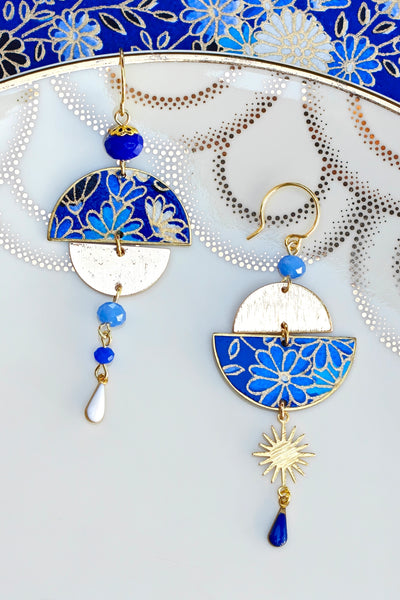 Boucles d'oreilles asymétriques fleurs bleues et laiton en papier japonais