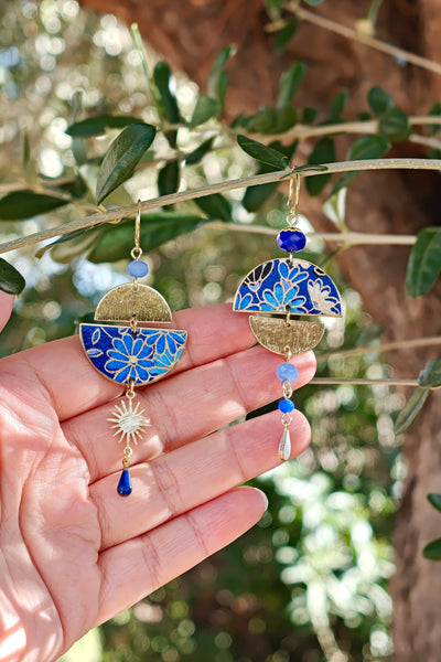 Boucles d'oreilles asymétriques fleurs bleues et laiton en papier japonais