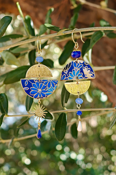 Boucles d'oreilles asymétriques fleurs bleues et laiton en papier japonais