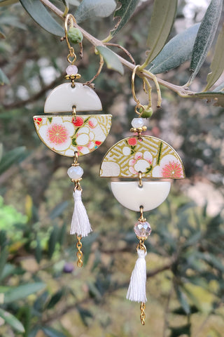 Boucles d'oreilles asymétrique en papier japonais blanc et laiton doré