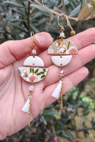 Boucles d'oreilles asymétrique en papier japonais blanc et laiton doré