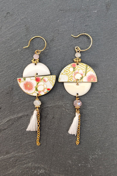 Boucles d'oreilles asymétrique en papier japonais blanc et laiton doré