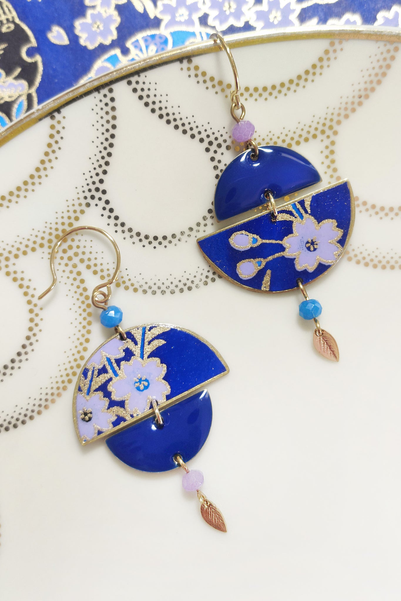 boucles d'oreilles asymétriques japonaises à motif de sakura violette sur fond bleu roi