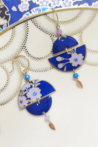 boucles d'oreilles asymétriques japonaises à motif de sakura violette sur fond bleu roi