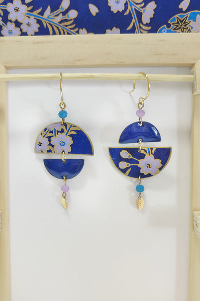 boucles d'oreilles asymétriques japonaises à motif de sakura violette sur fond bleu roi