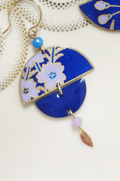 boucles d'oreilles asymétriques japonaises à motif de sakura violette sur fond bleu roi, zoom