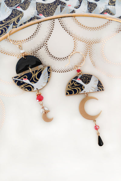 Boucles d'oreilles asymétriques japonaises au motif de grues et lune noir et or