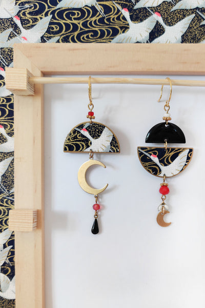 Boucles d'oreilles asymétriques japonaises au motif de grues et lune noir et or