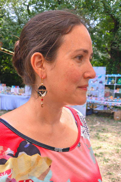 Boucles d'oreilles asymétriques japonaises au motif de grues et lune noir et or, portées