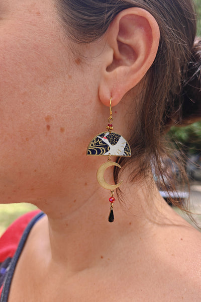 Boucles d'oreilles asymétriques japonaises au motif de grues et lune noir et or, zoom portées