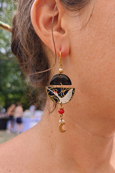 Boucles d'oreilles asymétriques japonaises au motif de grues et lune noir et or, zoom portées