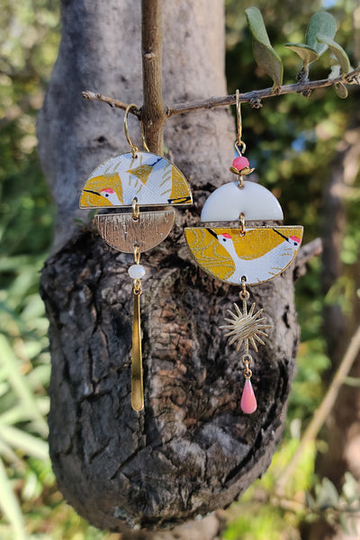 Boucles d'oreilles asymétriques Grues jaune sur une branche