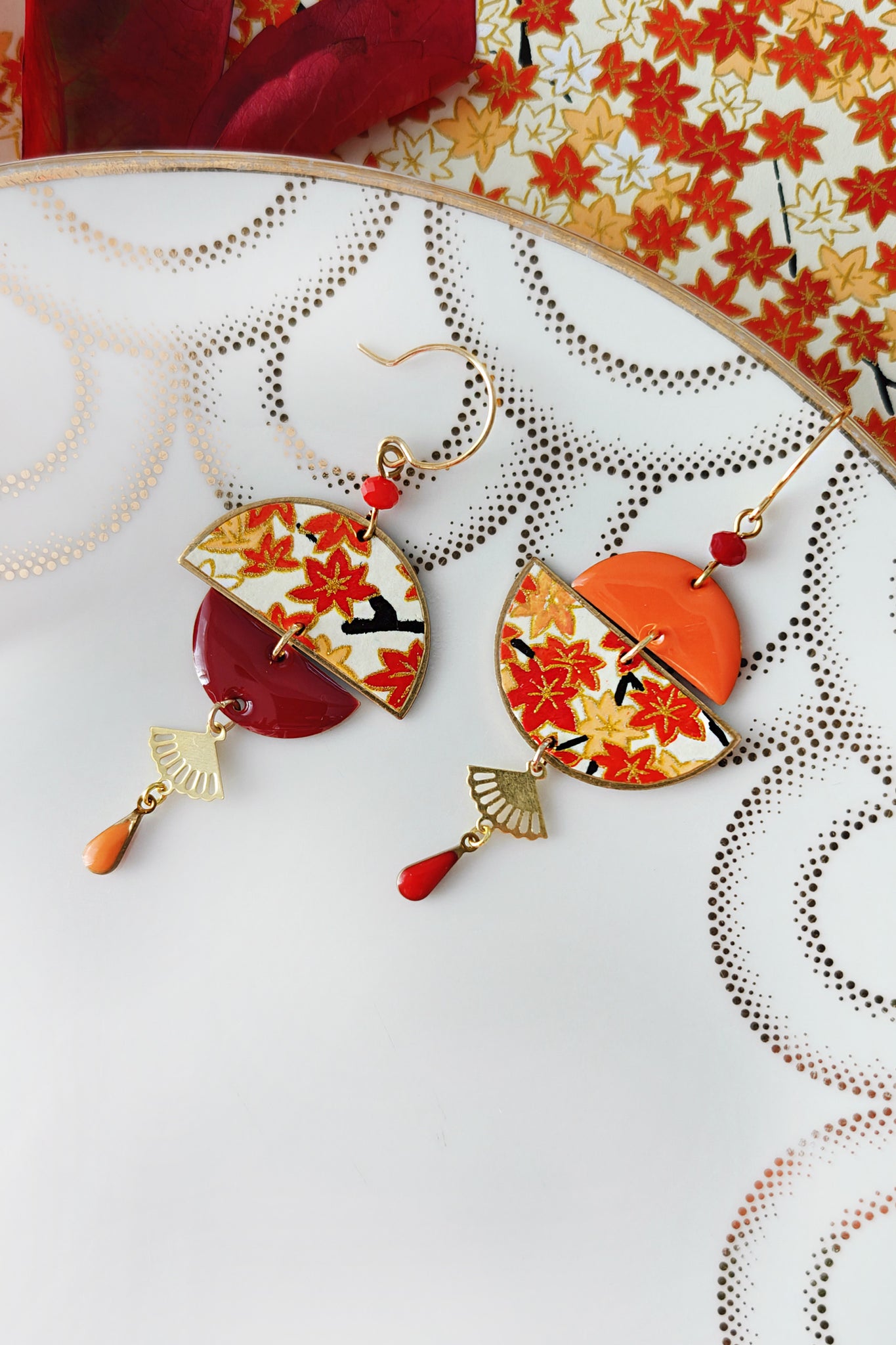 Boucles d'oreilles asymétriques feuilles d'érable orange