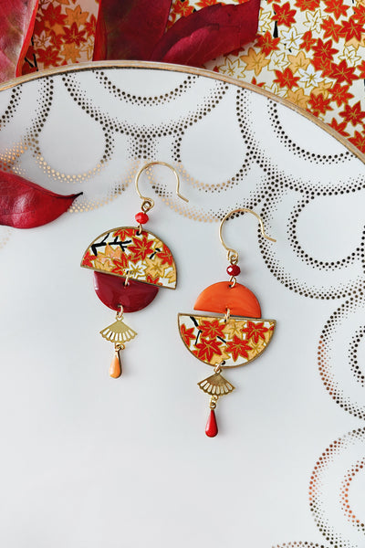 Boucles d'oreilles asymétriques feuilles d'érable orange
