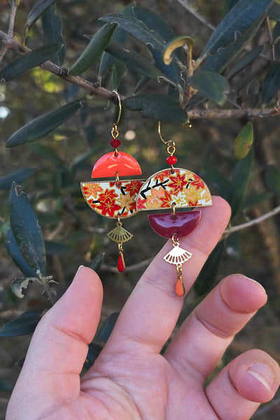 Boucles d'oreilles asymétriques feuilles d'érable orange