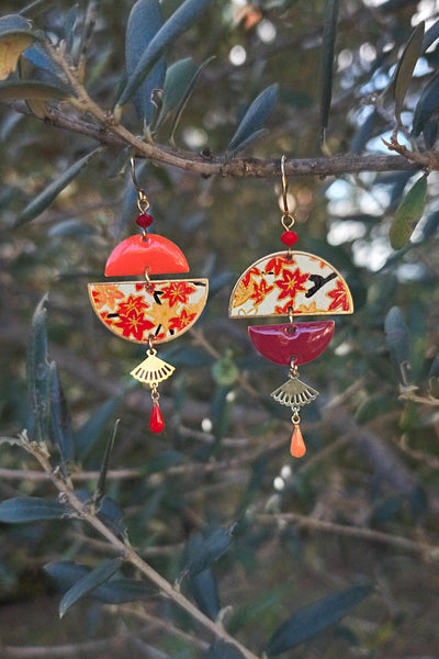 Boucles d'oreilles asymétriques feuilles d'érable orange