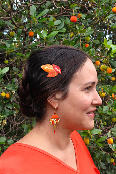Petites pinces à cheveux feuilles d'automne orange et rouge, portée