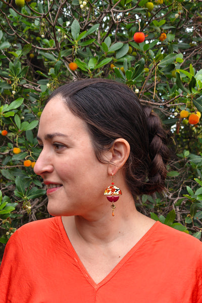 Boucles d'oreilles asymétriques feuilles d'érable orange, portées