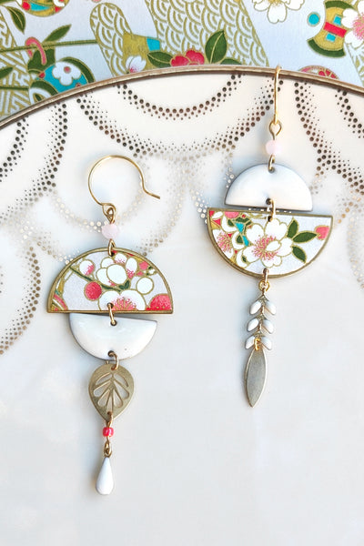 Boucles d'oreilles asymétriques camélia blanc et or en papier japonais