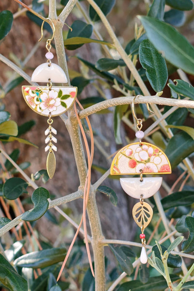 Boucles d'oreilles asymétriques camélia blanc et or en papier japonais