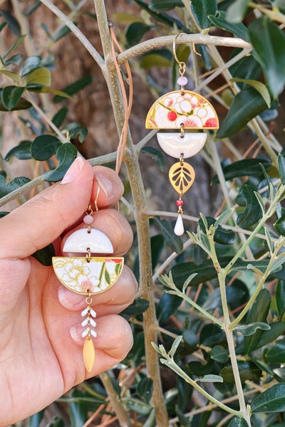 Boucles d'oreilles asymétriques camélia blanc et or en papier japonais