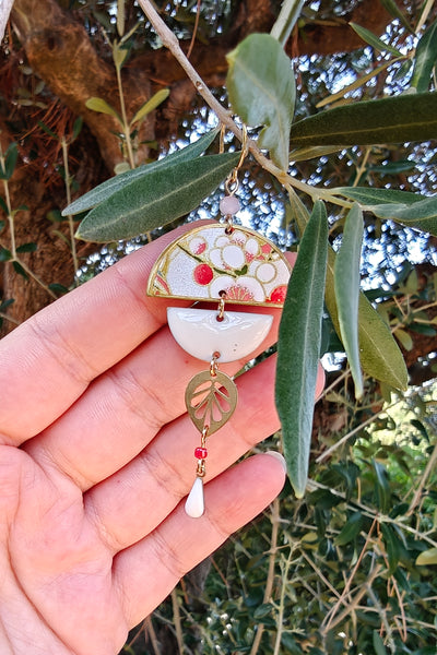 Boucles d'oreilles asymétriques camélia blanc et or en papier japonais