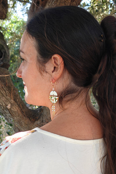 Boucles d'oreilles asymétriques camélia blanc et or en papier japonais