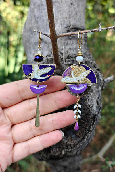 Boucles d'oreilles asymétriques violettes grue en papier japonais
