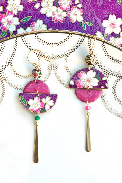 Boucles d'oreilles asymétriques Sakura violet et laiton en papier japonais