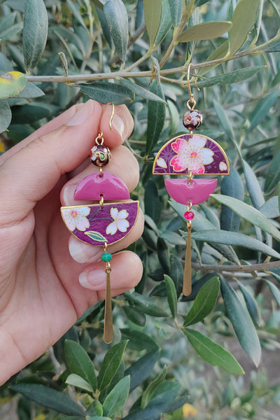 Boucles d'oreilles asymétriques Sakura violet et laiton en papier japonais
