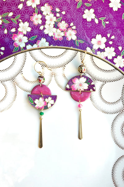 Boucles d'oreilles asymétriques Sakura violet et laiton en papier japonais