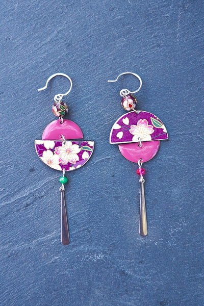 Boucles d'oreilles asymétriques Sakura violet et argenté en papier japonais