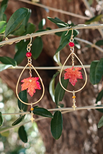 Boucles d'oreilles feuilles d'erable rouge momiji en forme de goutte
