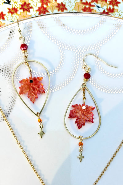 Boucles d'oreilles feuilles d'erable rouge momiji en forme de goutte