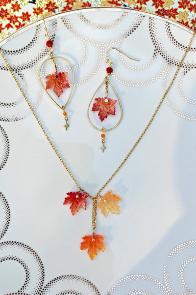 Boucles d'oreilles feuilles d'erable rouge momiji, parrure avec collier