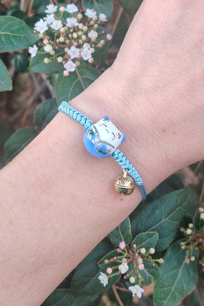 bracelet chat maneki neko en porcelaine bleue, porté au poignet