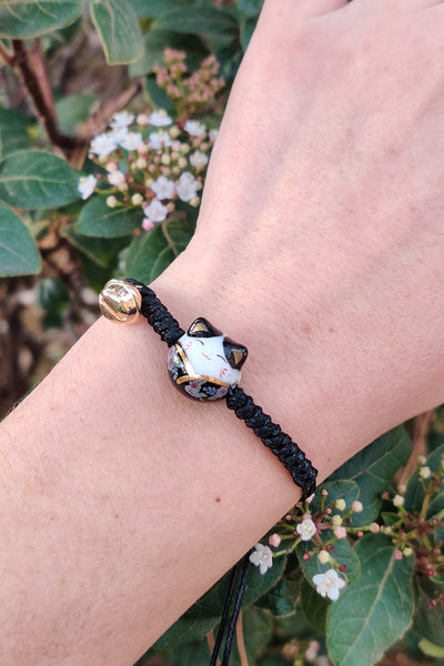 bracelet chat maneki neko en porcelaine noir, porté au poignet