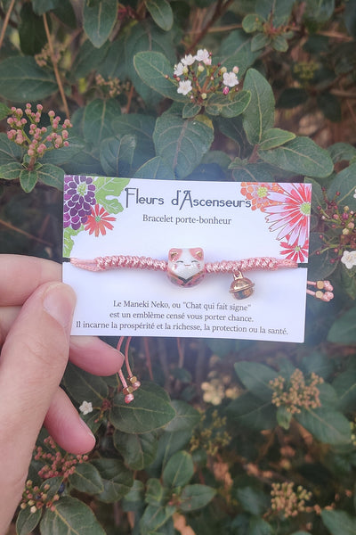 bracelet chat maneki neko en porcelaine rose sur sa carte de présentation, recto