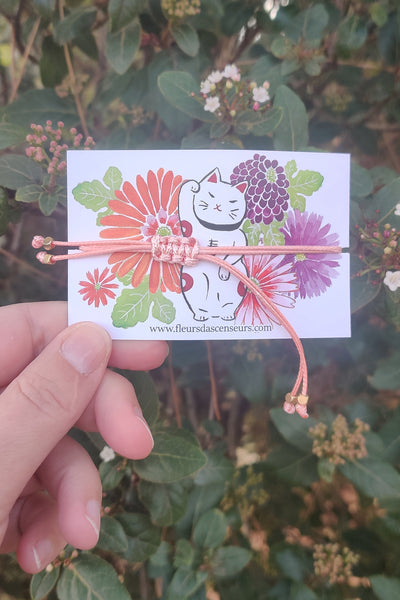 bracelet chat maneki neko en porcelaine rose sur sa carte de présentation, verso