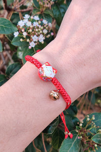 bracelet chat maneki neko en porcelaine rouge, porté au poignet