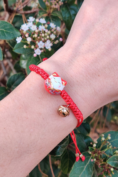 bracelet chat maneki neko en porcelaine rouge, porté au poignet