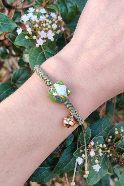 bracelet chat maneki neko en porcelaine vert, porté au poignet