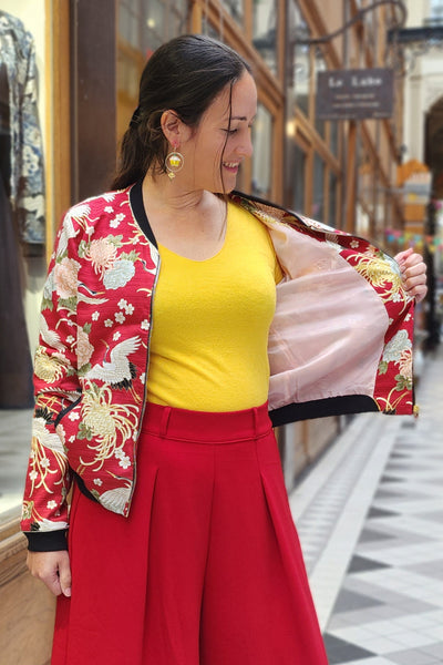 Veste bombers femme en tissu japonais rouge grues et chrisanthemes par Fleurs d'Ascenseurs