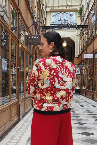 Veste bombers femme en tissu japonais rouge grues et chrisanthemes par Fleurs d'Ascenseurs