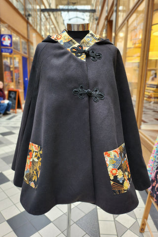 Cape RYUJIN Eventails noirs - Fleurs d'Ascenseurs