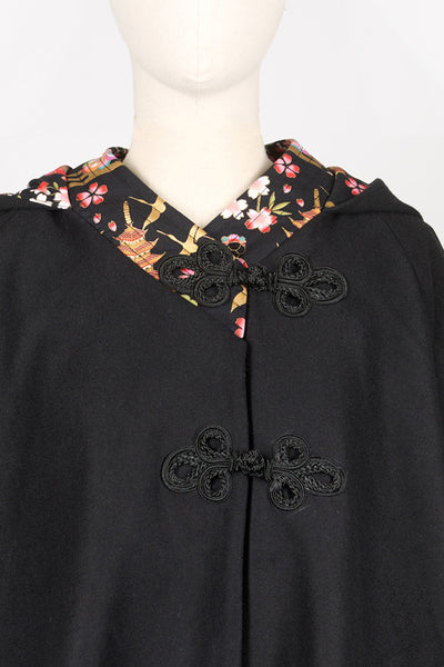 Cape à capuche noire et tissu japonais par Fleurs d'ascenseurs, zoom boutons