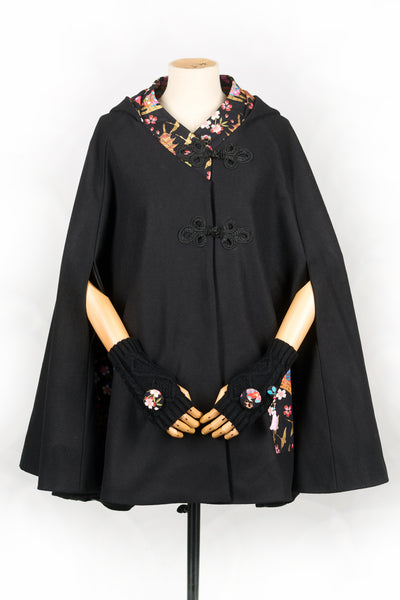Cape à capuche noire et tissu japonais par Fleurs d'ascenseurs