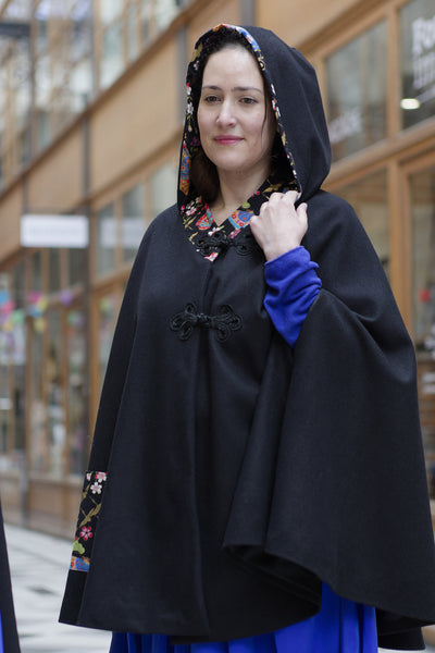 Cape à capuche noire et tissu japonais par Fleurs d'ascenseurs, portée 