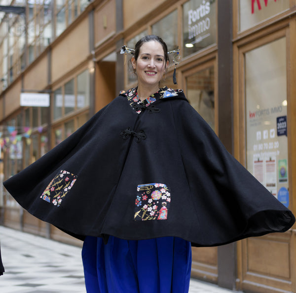 Cape à capuche noire et tissu japonais par Fleurs d'ascenseurs