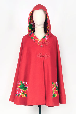 Cape rouge à capuche et tissu chinois par Fleurs d'Ascenseurs, vue de face